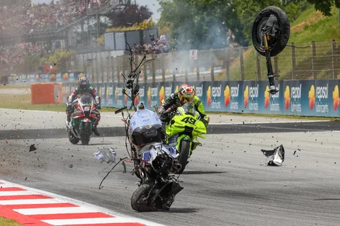 Sepeda motor Alex Marquez dari Tim Gresini Racing MotoGP terlempar ke udara saat ia mengalami kecelakaan dalam Grand Prix MotoGP Catalunya 2026 di sirkuit Catalunya di Montmelo, dekat Barcelona Spanyol, Minggu (17/05/2026).