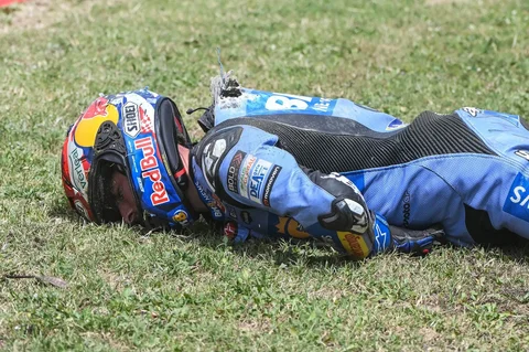 Alex Marquez dari tim Gresini Racing MotoGP tergeletak di pinggir lintasan setelah mengalami kecelakaan dengan kecepatan tinggi selama Grand Prix MotoGP Catalunya 2026 di sirkuit Catalunya di Montmelo, dekat Barcelona, Spanyol, Minggu (17/05/2026).