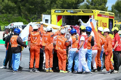 Petugas medis dan official memasukkan Alex Marquez dari Tim Gresini Racing MotoGP ke dalam ambulans setelah kecelakaan kecepatan tinggi selama Grand Prix Moto GP Catalunya 2026 di sirkuit Catalunya di Montmelo, dekat Barcelona, Minggu (17/05/2026).