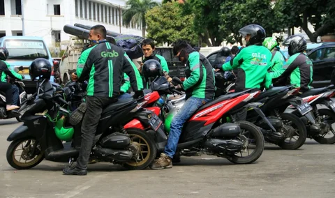 Ilustrasi &ndash; Ojek online alias ojol mengantar seorang penumpang. (Foto: Liputan6.com/Muhamad Ridlo)