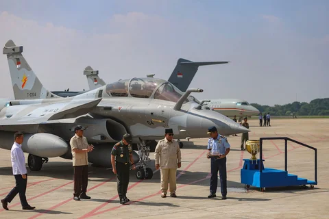 Presiden Prabowo Subianto saat menyerahkan sejumlah alutsista hingga misil ke TNI di Lanud Halim Perdanakusuma, Senin (18/6/2026).