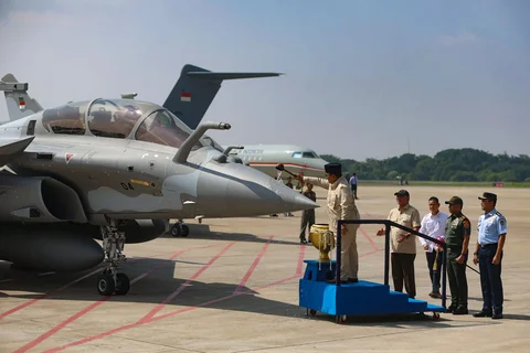 Presiden Prabowo Subianto saat menyerahkan sejumlah alutsista hingga misil ke TNI di Lanud Halim Perdanakusuma, Senin (18/6/2026).
