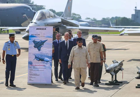 Presiden Prabowo Subianto saat menyerahkan sejumlah alutsista hingga misil ke TNI di Lanud Halim Perdanakusuma, Senin (18/6/2026).