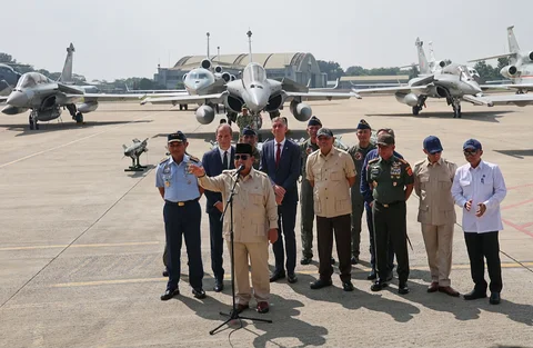 Presiden Prabowo Subianto saat menyerahkan sejumlah alutsista hingga misil ke TNI di Lanud Halim Perdanakusuma, Senin (18/6/2026).