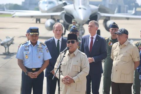 Presiden Prabowo Subianto saat menyerahkan sejumlah alutsista hingga misil ke TNI di Lanud Halim Perdanakusuma, Senin (18/6/2026).