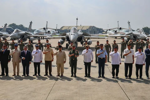 Presiden Prabowo Subianto saat menyerahkan sejumlah alutsista hingga misil ke TNI di Lanud Halim Perdanakusuma, Senin (18/6/2026).
