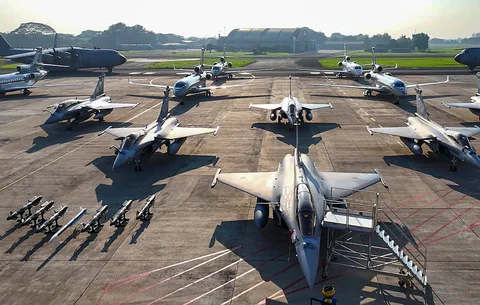 Deretan pesawat tempur Rafale, Falcon 8X dan pesawat kargo Airbus A400M MRTT di Lanud Halim Perdanakusuma, Jakarta, Senin (18/05/2026).