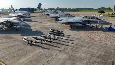 Deretan pesawat tempur Rafale, Falcon 8X dan pesawat kargo Airbus A400M MRTT di Lanud Halim Perdanakusuma, Jakarta, Senin (18/05/2026).