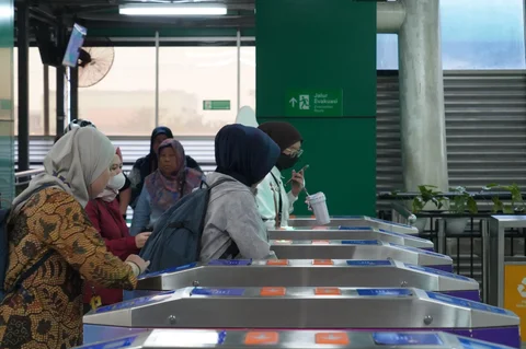 Calon penumpang melakukan tap-in menuju gerbong LRT di Stasiun  Bekasi Barat, Jawa Barat, Senin (18/05/2026).