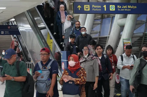 Calon penumpang berjalan menuju  gerbong LRT di Stasiun  Bekasi Barat, Jawa Barat, Senin (18/05/2026).