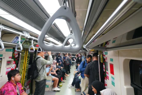 Penumpang duduk dalam gerbong  kereta LRT Jakarta di Stasiun  Bekasi Barat, Jawa Barat, Senin (18/05/2026).