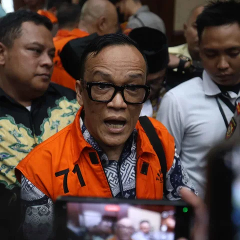Sebagai tambahan, JPU KPK juga menghadirkan dua tersangka baru dalam kasus yang sama untuk memberikan kesaksian. Tampak dalam foto, bekas Wakil Menteri Ketenagakerjaan, Immanuel Ebenezer sesaat sebelum mengikuti sidang lanjutan dugaan kasus pemerasan dalam pengurusan sertifikat K3 dimulai di Pengadilan Tindak Pidana Korupsi (Tipikor) Jakarta, Senin (2/2/2026). (Kapanlagi.com/Budy Santoso)