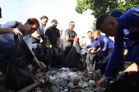 Dukung Indonesia ASRI, Wamendagri Bima Arya Bersama ASN dan Praja IPDN NTB Gelar Gerakan Bersih Pantai