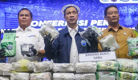 Pelaksana Tugas Deputi Bidang Pemberantasan Badan Narkotika Nasional, Roy Hardi Siahaan saat konpers hasil Operasi Saber Bersinar 2026 di Kantor BNN RI, Jakarta, Selasa (19/05/2026).