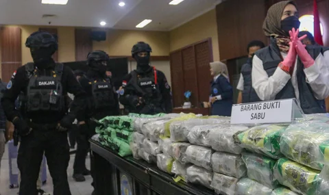 Petugas BNN menunjukkan barang bukti narkotika saat konpers hasil Operasi Saber Bersinar 2026 di Kantor BNN RI, Jakarta, Selasa (19/05/2026).
