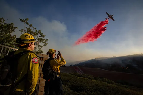 Sebuah pesawat tanker menjatuhkan bahan pemadam api ke lokasi kebakaran hutan  di Simi Valley, California, Senin (18/05/2026) waktu setempat.
