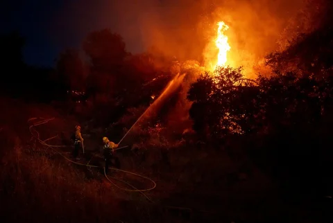 Petugas pemadam kebakaram memadamkan api pada  lokasi kebakaran hutan  di Simi Valley, California, Senin (18/05/2026) waktu setempat.