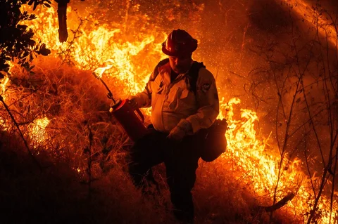Petugas pemadam kebakaram berusaha memadamkan api pada  lokasi kebakaran hutan  di Simi Valley, California, Senin (18/05/2026) waktu setempat.