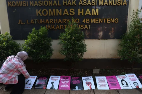Massa dari Aliansi Perempuan Indonesia (API) menggelar aksi memperingati 28 tahun Reformasi di depan kantor Komnas HAM, Jakarta, Selasa (19/5/2026).