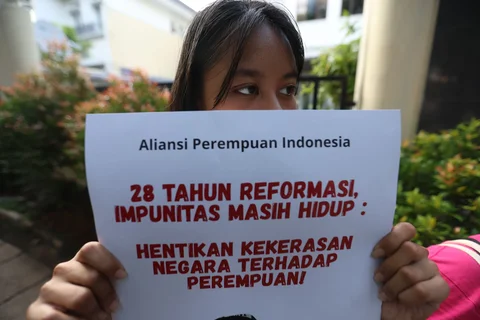 Massa dari Aliansi Perempuan Indonesia (API) menggelar aksi memperingati 28 tahun Reformasi di depan kantor Komnas HAM, Jakarta, Selasa (19/5/2026).