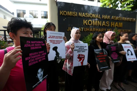 Massa dari Aliansi Perempuan Indonesia (API) menggelar aksi memperingati 28 tahun Reformasi di depan kantor Komnas HAM, Jakarta, Selasa (19/5/2026).