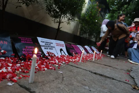 Massa dari Aliansi Perempuan Indonesia (API) menggelar aksi memperingati 28 tahun Reformasi di depan kantor Komnas HAM, Jakarta, Selasa (19/5/2026).