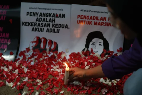 Massa dari Aliansi Perempuan Indonesia (API) menggelar aksi memperingati 28 tahun Reformasi di depan kantor Komnas HAM, Jakarta, Selasa (19/5/2026).