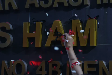Massa dari Aliansi Perempuan Indonesia (API) menggelar aksi memperingati 28 tahun Reformasi di depan kantor Komnas HAM, Jakarta, Selasa (19/5/2026).
