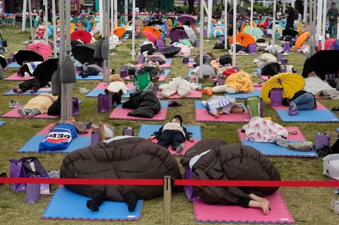 Peserta tidur siang saat Kompetisi Hangang Nap 2026 di Taman Yeouido Hangang di Seoul, Korea Selatan, Sabtu (02/05/2026).