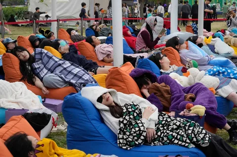 Peserta tidur siang saat Kompetisi Hangang Nap 2026 di Taman Yeouido Hangang di Seoul, Korea Selatan, Sabtu (02/05/2026).