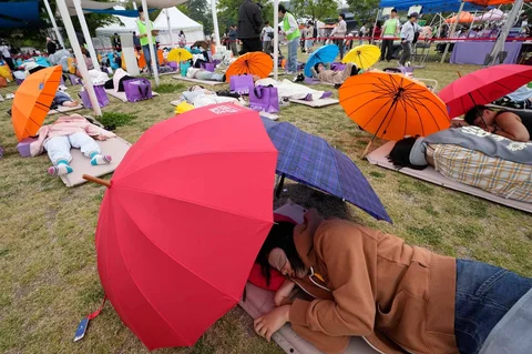 Peserta tidur siang saat Kompetisi Hangang Nap 2026 di Taman Yeouido Hangang di Seoul, Korea Selatan, Sabtu (02/05/2026).
