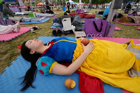 Peserta tidur siang saat Kompetisi Hangang Nap 2026 di Taman Yeouido Hangang di Seoul, Korea Selatan, Sabtu (02/05/2026).