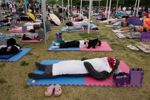 Peserta tidur siang saat Kompetisi Hangang Nap 2026 di Taman Yeouido Hangang di Seoul, Korea Selatan, Sabtu (02/05/2026).