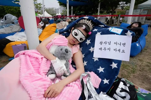 Peserta tidur siang saat Kompetisi Hangang Nap 2026 di Taman Yeouido Hangang di Seoul, Korea Selatan, Sabtu (02/05/2026).