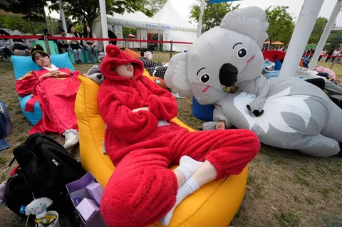 Peserta tidur siang saat Kompetisi Hangang Nap 2026 di Taman Yeouido Hangang di Seoul, Korea Selatan, Sabtu (02/05/2026).