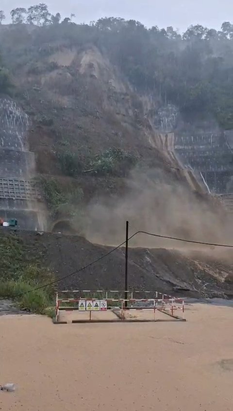 Detik-detik Longsor