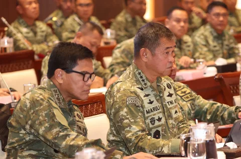 Kasad  Jenderal TNI Maruli Simanjuntak menghadiri rapat kerja Komisi I DPR RI  di Gedung Nusantara II DPR RI, Jakarta, Selasa (19/5/2026).