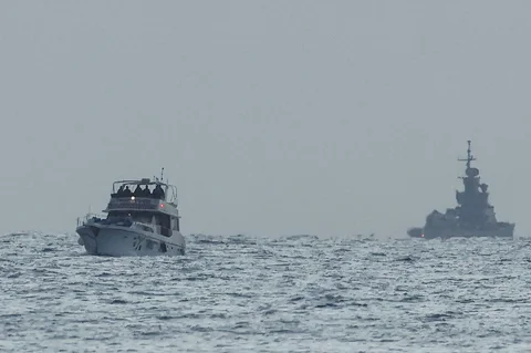 Pasukan angkatan laut Israel membawa kapal Global Sumud yang disita  menuju  pelabuhan Ashdod di Israel, Selasa (19/05/2026).