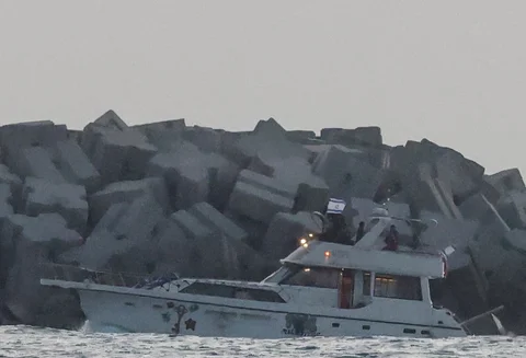 Pasukan angkatan laut Israel membawa kapal Global Sumud yang disita  menuju  pelabuhan Ashdod di Israel, Selasa (19/05/2026).