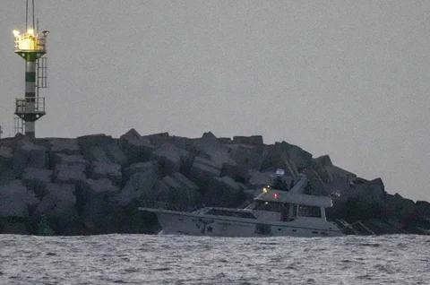 Pasukan angkatan laut Israel membawa kapal Global Sumud yang disita  menuju  pelabuhan Ashdod di Israel, Selasa (19/05/2026).