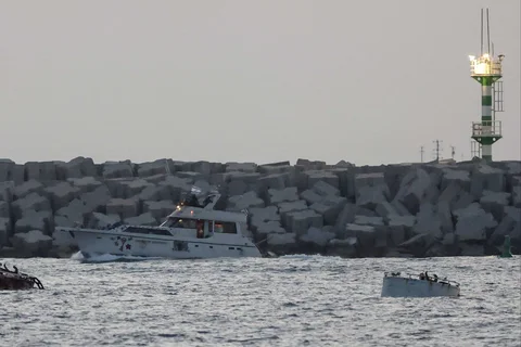 Pasukan angkatan laut Israel membawa kapal Global Sumud yang disita  menuju  pelabuhan Ashdod di Israel, Selasa (19/05/2026).