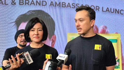 Direktur Sido Muncul, Maria Reviani Hidayat bersama Brand Ambassador Tolak Angin, Nicholas Saputra menjelaskan iklan terbaru Tolak Angin.