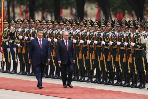 Presiden China Xi Jinping dan   Presiden Rusia Vladimir Putin memeriksa pasukan kehormatan  selama upacara penyambutan di Balai Besar Rakyat di Beijing, Rabu, (20/05/2027).<br />.