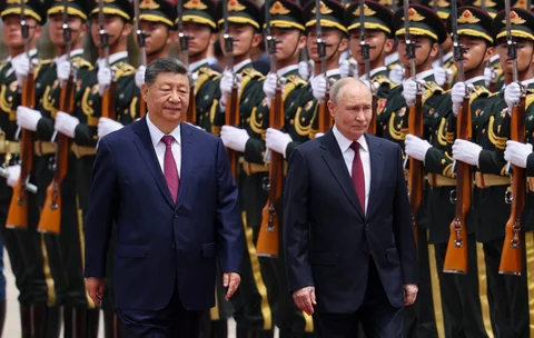 Presiden China Xi Jinping menyambut  Presiden Rusia Vladimir Putin selama upacara penyambutan di Balai Besar Rakyat di Beijing, Rabu, (20/05/2027).<br />.