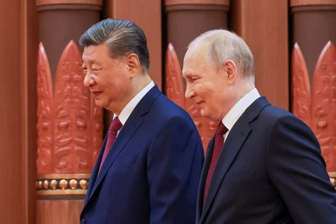 Presien China Xi Jinping berjalan bersama   Presiden Rusia Vladimir Putin menuju di Balai Besar Rakyat di Beijing, Rabu, (20/05/2027).