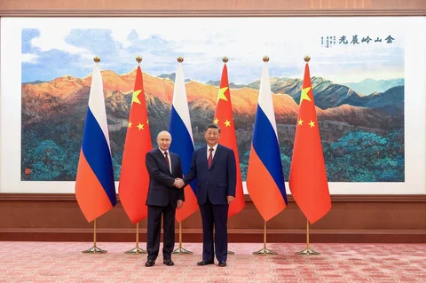 Presien China Xi Jinping berjabat tangan dengan    Presiden Rusia Vladimir Putin di Balai Besar Rakyat di Beijing, Rabu, (20/05/2027).