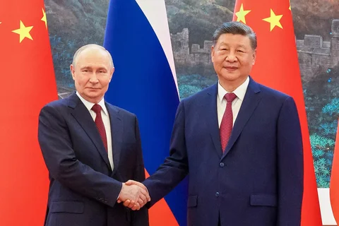 Presien China Xi Jinping berjabat tangan dengan    Presiden Rusia Vladimir Putin di Balai Besar Rakyat di Beijing, Rabu, (20/05/2027).