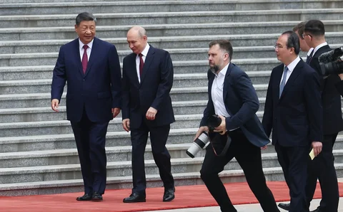 Presiden China Xi Jinping menyambut  Presiden Rusia Vladimir Putin selama upacara penyambutan di Balai Besar Rakyat di Beijing, Rabu, (20/05/2027).<br />.