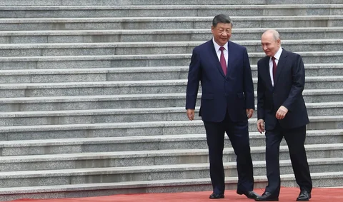 Presiden China Xi Jinping menyambut  Presiden Rusia Vladimir Putin selama upacara penyambutan di Balai Besar Rakyat di Beijing, Rabu, (20/05/2027).<br />.