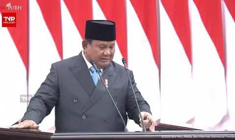 Prabowo menunjuk cangir di podium